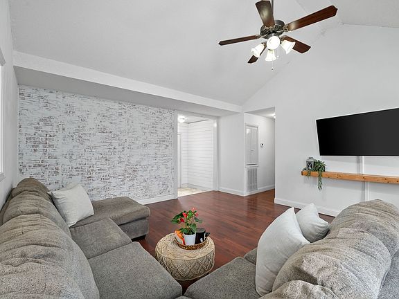 5th image of 392 Paris Dr