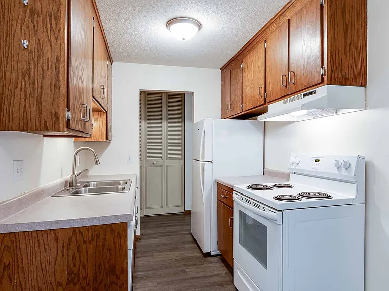 Apache Manor Apartments — Photo 10
