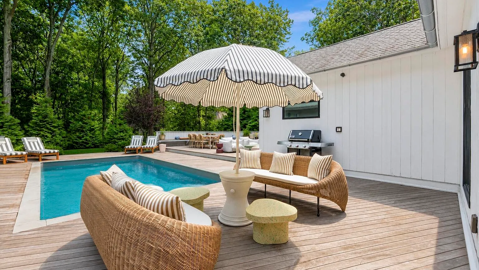 Renovated Retreat with Heated Pool on an Acre Near the Village — Photo 2