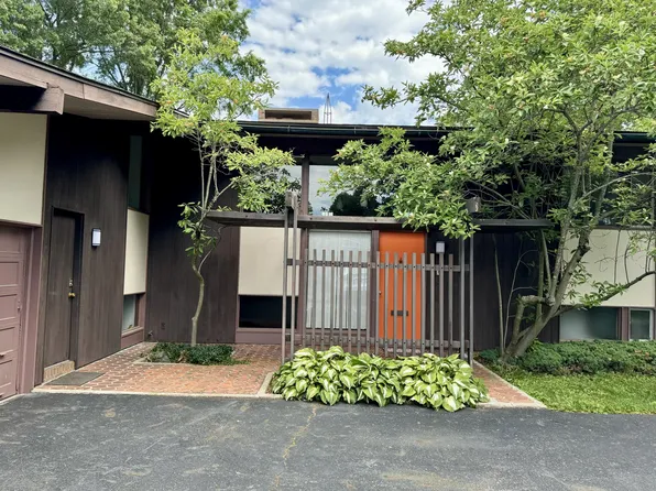 819 E Village Dr, Newark, OH 43055