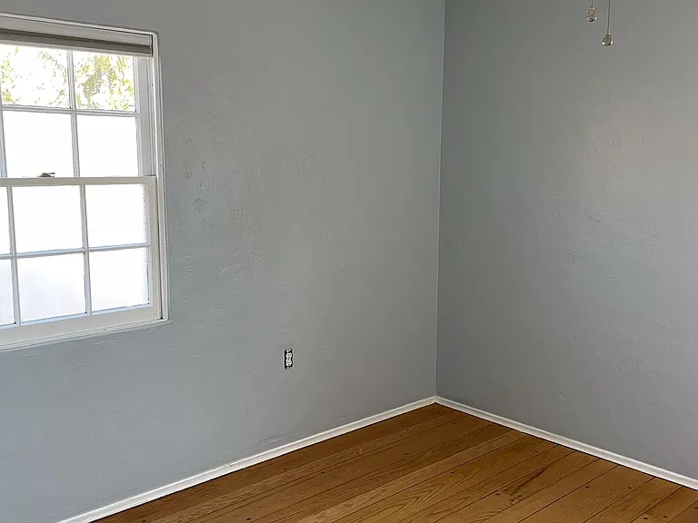 5045 Glen St — Photo 7