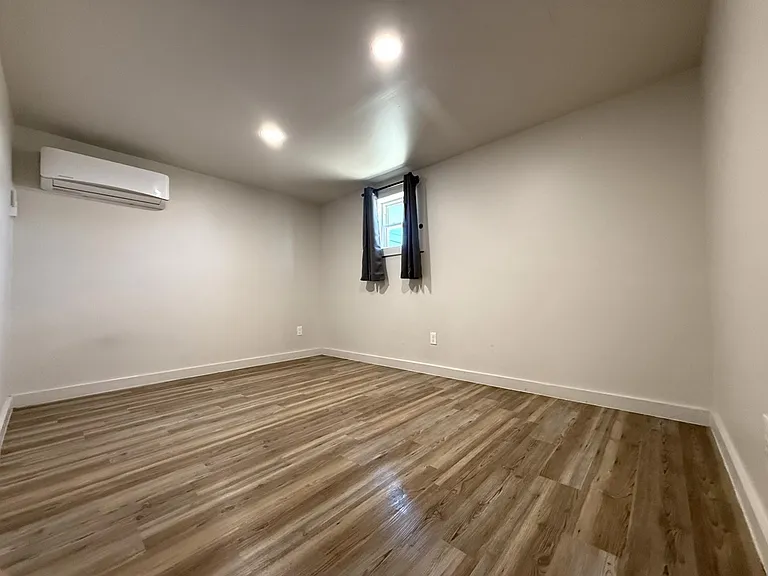 1050 Grand Ave #7 — Photo 2
