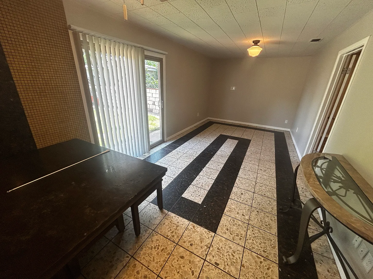 2 bed, 850 sqft, $1,300 — Photo 2