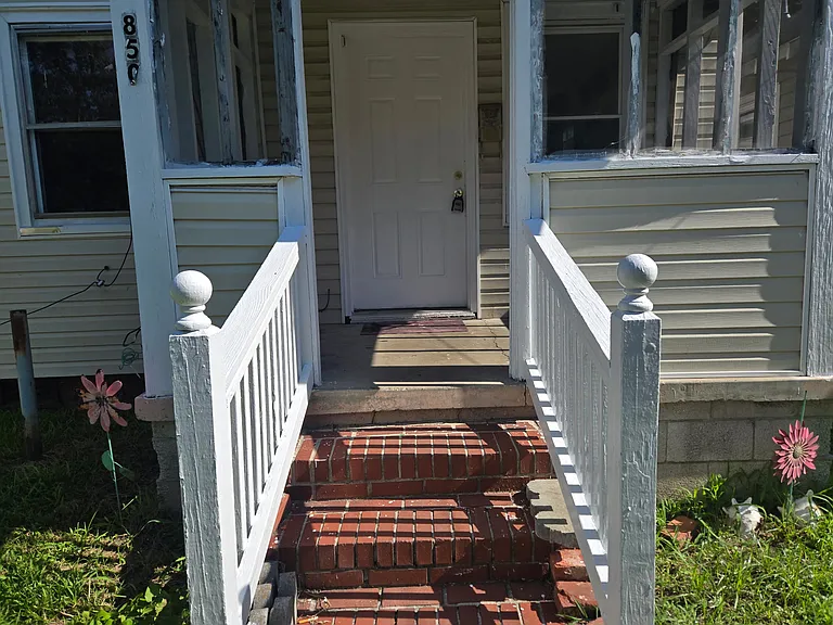 850 W 42nd St — Photo 2