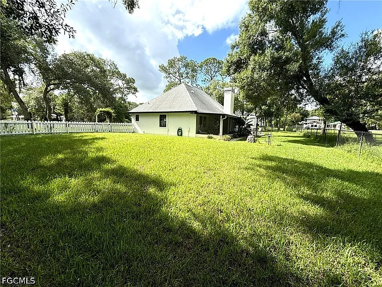 1090 Woods Dr — Photo 16