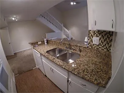 Convenient Layout- 3bed 2bath 3 story condo. — Photo 2