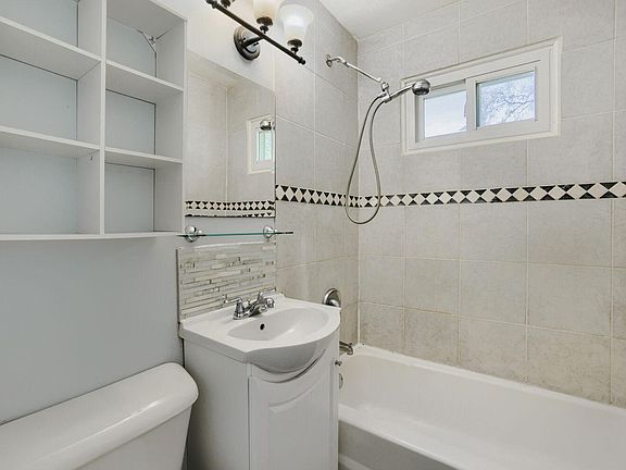 4th image of 2097 Pinewood Dr