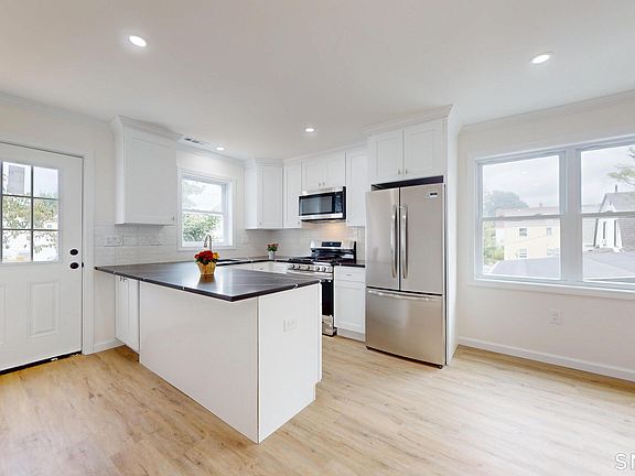 4th image of 186 Jackson Avenue