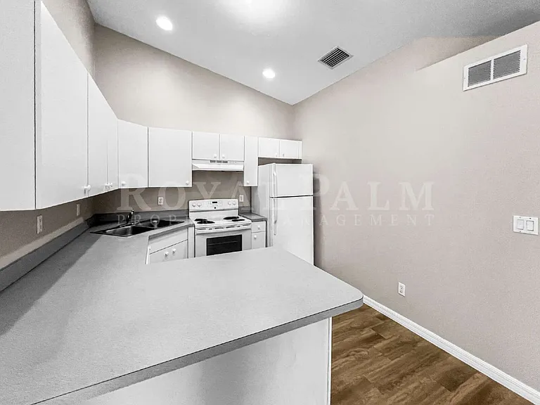 2130 NE 8th Pl — Photo 16