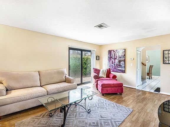 4th image of 930 7th Ave S #A