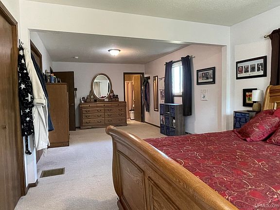 3rd image of 141 Candee Ln
