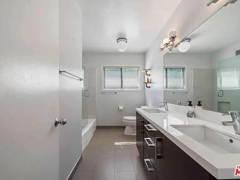 13453 Debby St — Photo 32