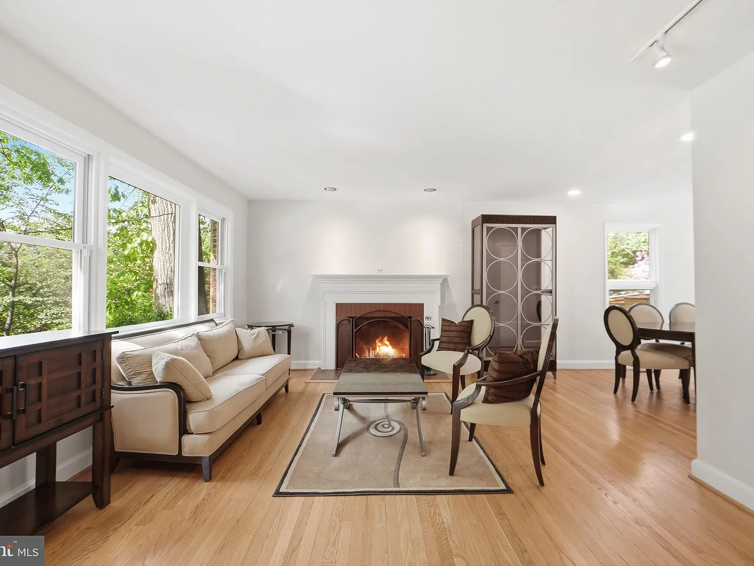 5 bed, 3.0 bath, 2358 sqft, $6,300 — Photo 4