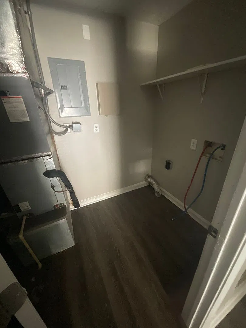 3 Bedroom, 1.5 Bathroom Single House — Photo 4