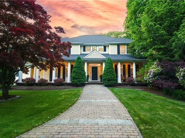 154 Shadow Brook Dr, Warwick, RI 02886