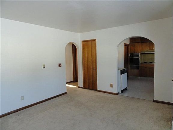 5th image of 219 Charles St
