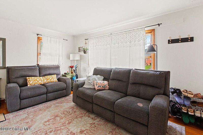 5th image of 23 Beach Avenue
