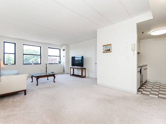 4th image of 1933 Commonwealth Ave APT 604