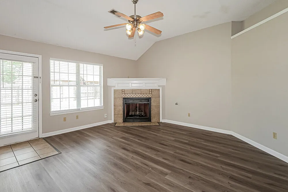 3 bed, 2.0 bath, 1322 sqft, $2,380 — Photo 4