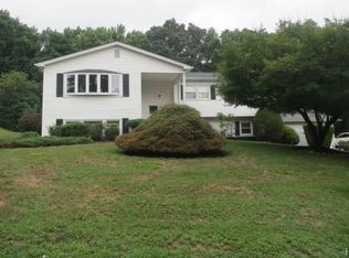 4 W Fessler Dr, Monsey, NY 10952