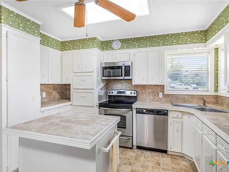 608 Rosewood Dr — Photo 4