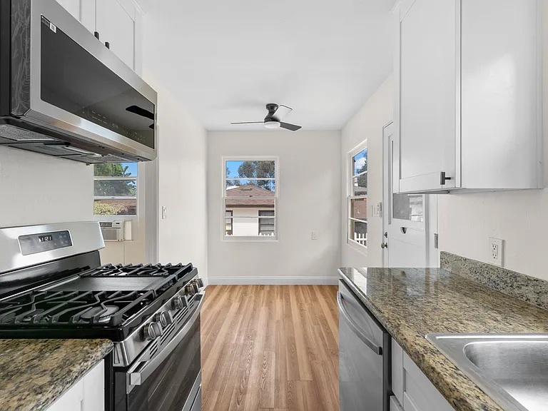 2648 Juan St — Photo 10