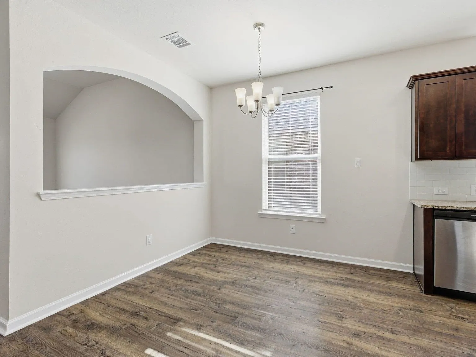 4 bed, 2.5 bath, 2367 sqft, $2,700 — Photo 3
