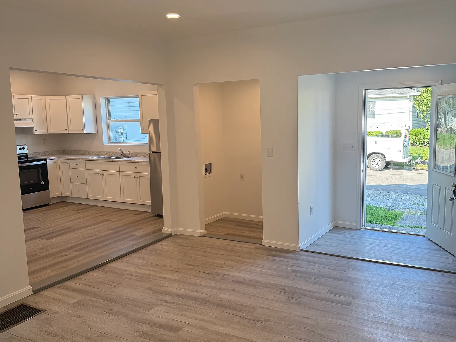 3 bed, $1,100 — Photo 2