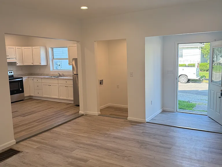 636 Linden Ave — Photo 2