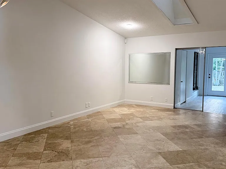 4313 NW 6th Ave — Photo 6