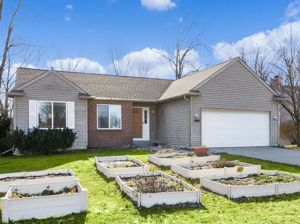 1660 Creston Dr, Dorr, MI 49323