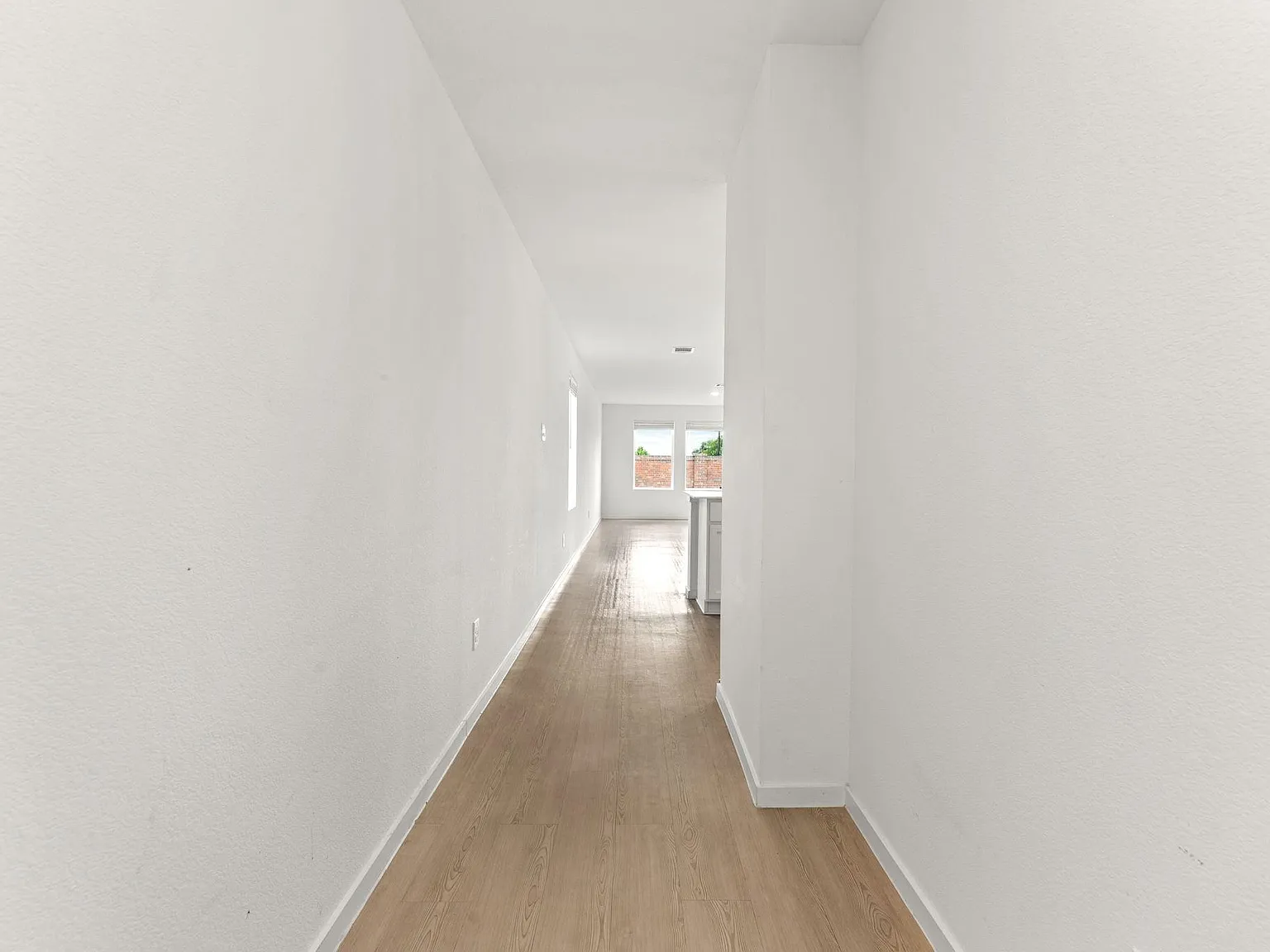 3 bed, 2.0 bath, 1464 sqft, $2,500 — Photo 2