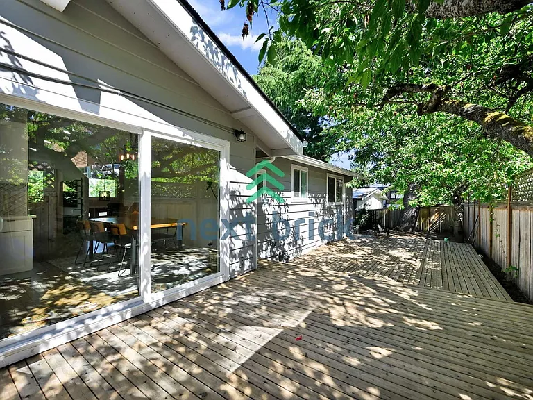 11810 NE 75th St — Photo 18