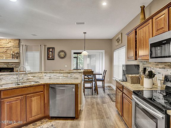 3rd image of 617 ACORN Court