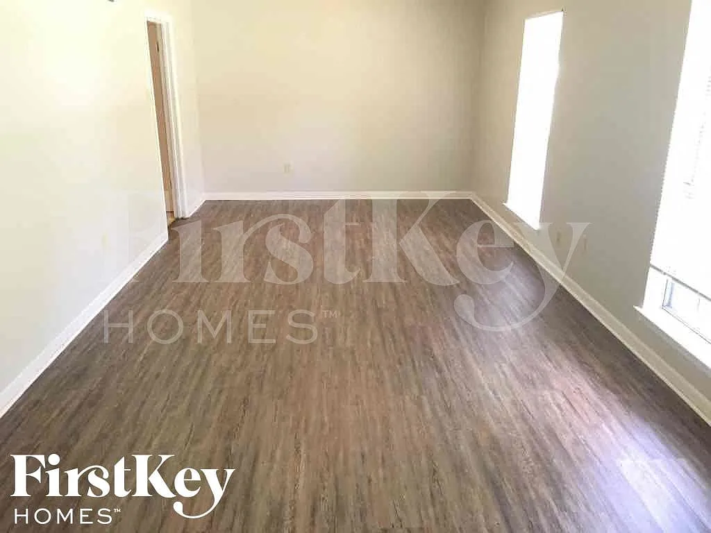 4 bed, 2.0 bath, 2402 sqft, $1,720 — Photo 2