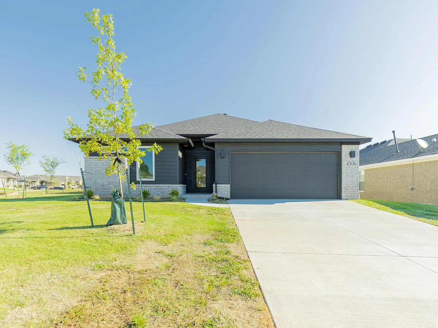 3 bed, 1295 sqft, $2,200 — Photo 2