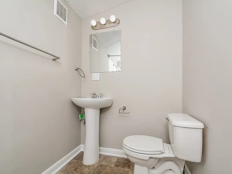 1523753_023_main_bathroom_13403338.jpg