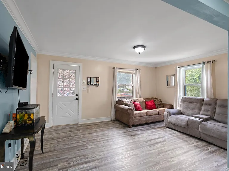 121 N Huron Dr — Photo 1