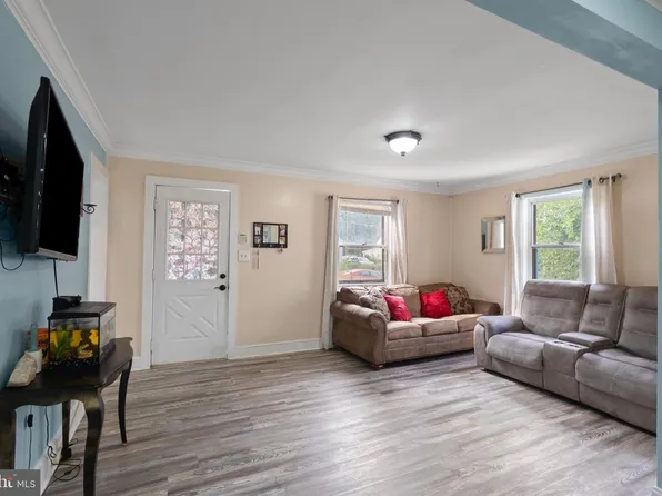 121 N Huron Dr, Oxon Hill, MD 20745