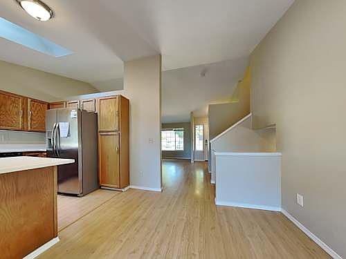 2nd image of 905 Cresthaven Dr