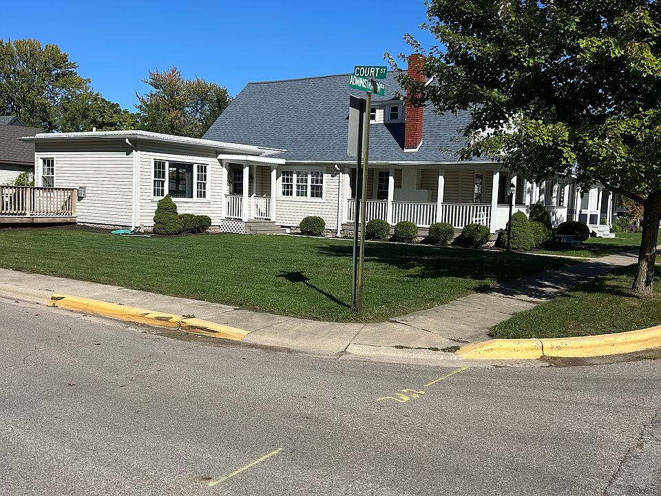 Outside
Spacious corner lot