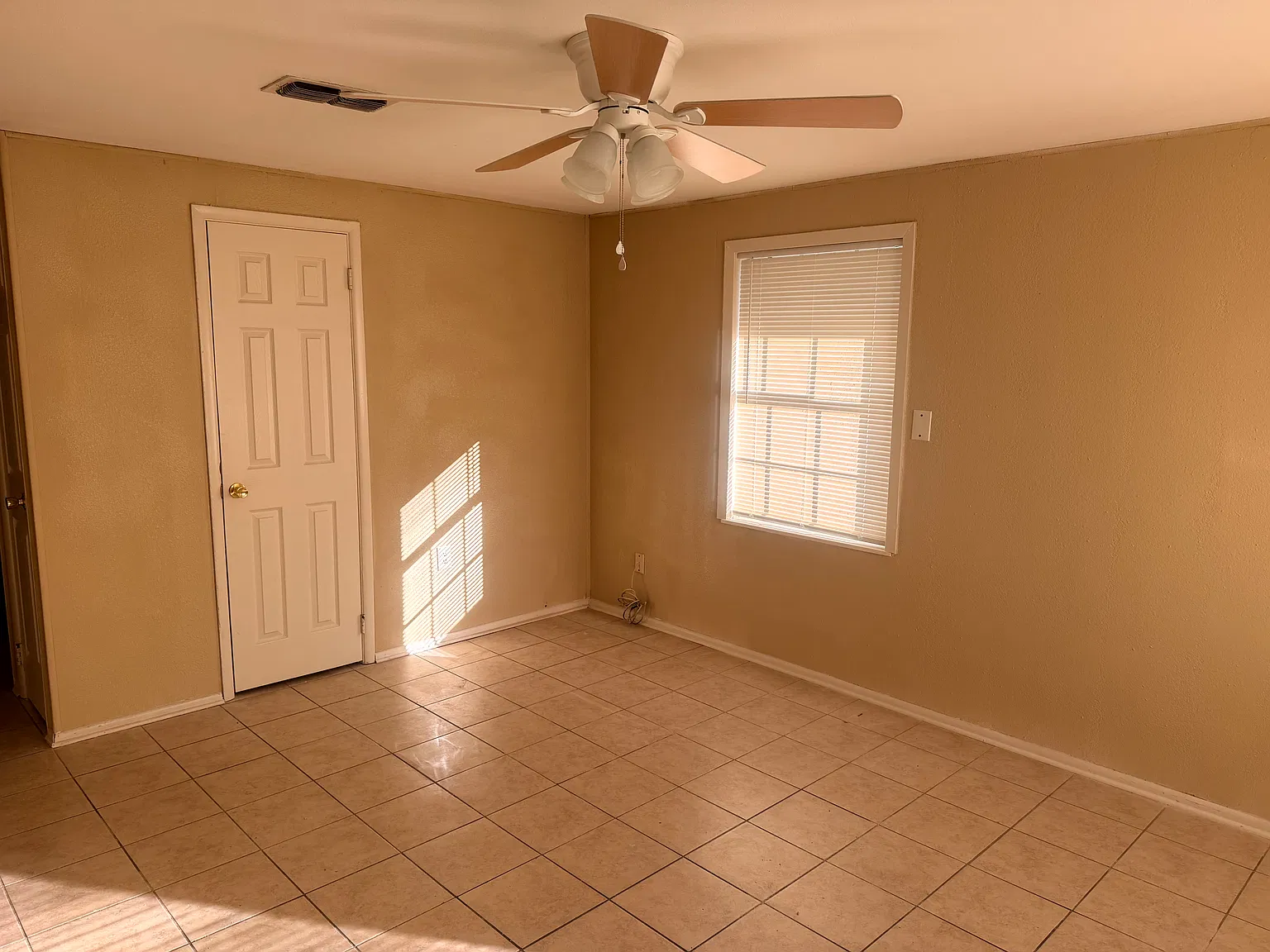 3 bed, 1600 sqft, $1,100 — Photo 2