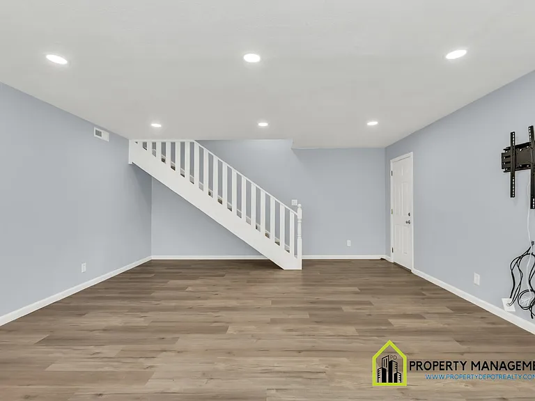 5334 Karbet Way — Photo 9