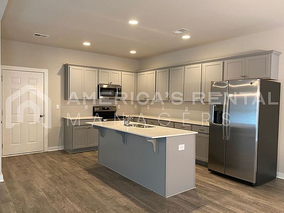 3rd image of 490 Ridge View Cir