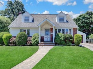 955 Cedar Court, Franklin Square, NY 11010