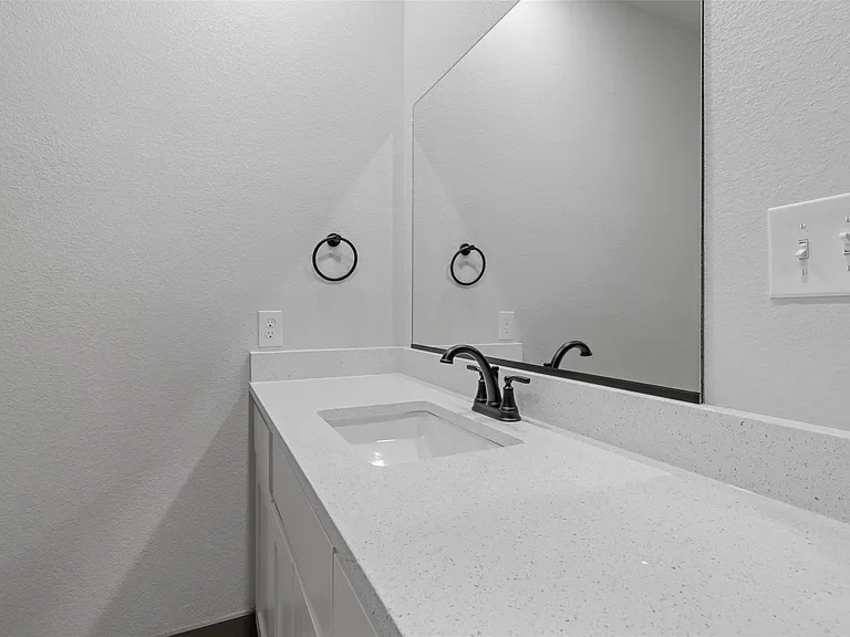 405 W Hull St — Photo 12