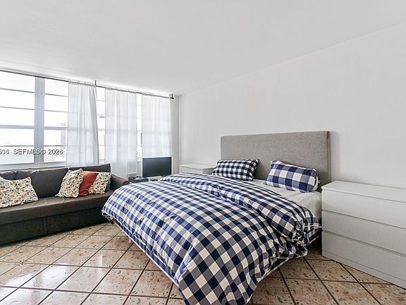 3rd image of 100 Lincoln Rd #818