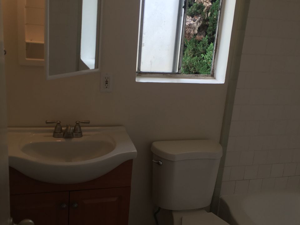 2nd image of 1052 Redwood Hwy APT 215