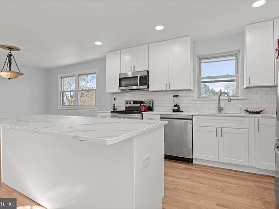 2nd image of 202 Weymouth St