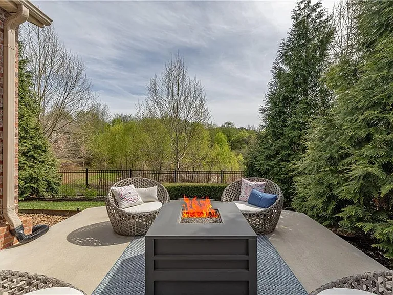 1235 E Adelaide Ln — Photo 24
